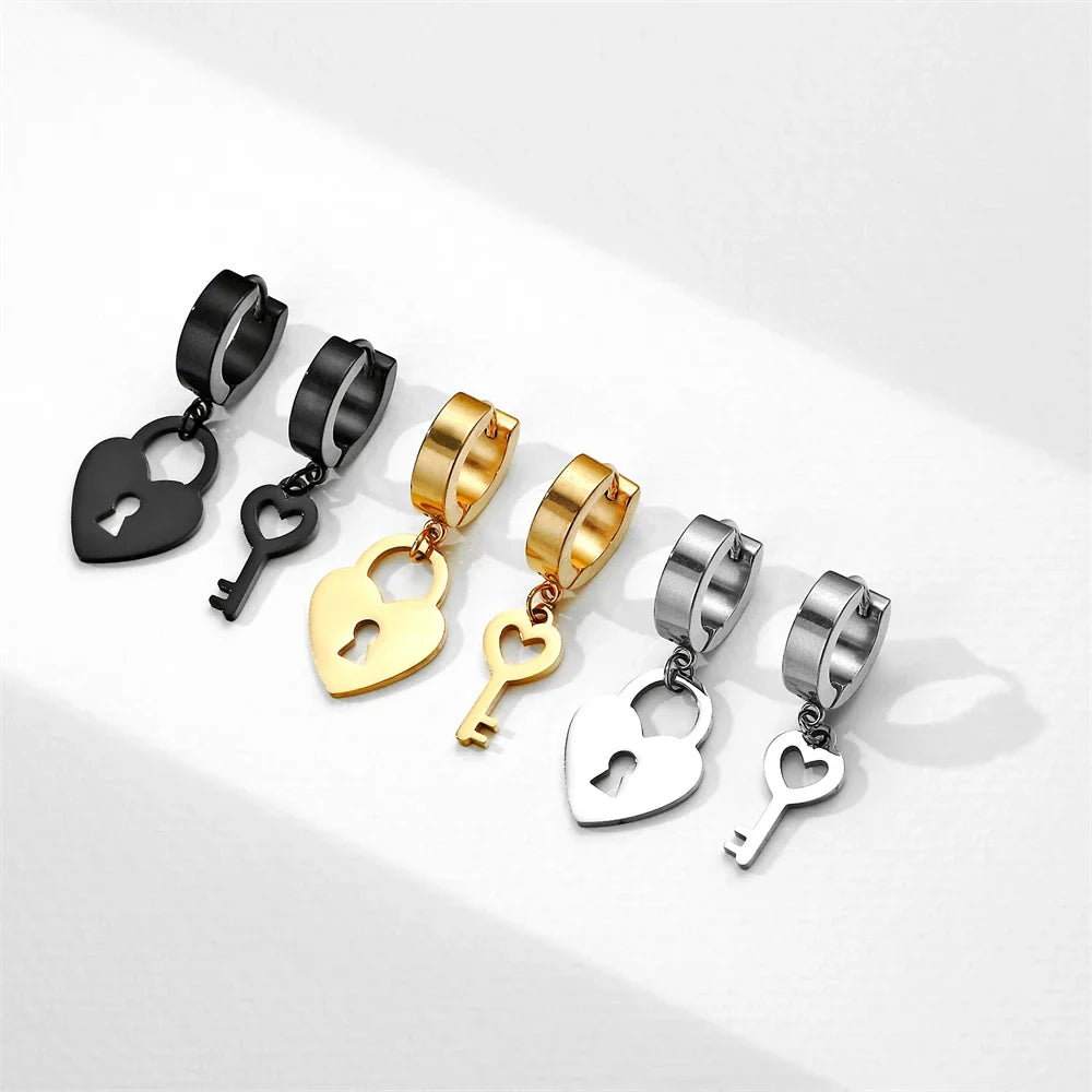 Pendientes de aro con llave y candado dorados