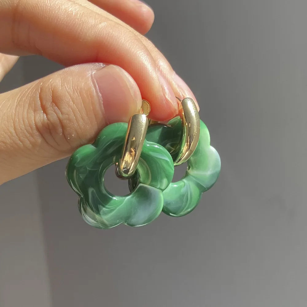 Pendientes de aro con flor de resina