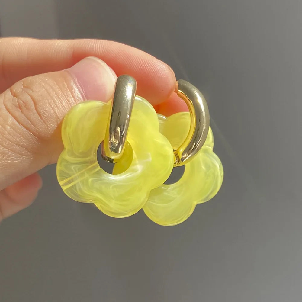 Pendientes de aro con flor de resina
