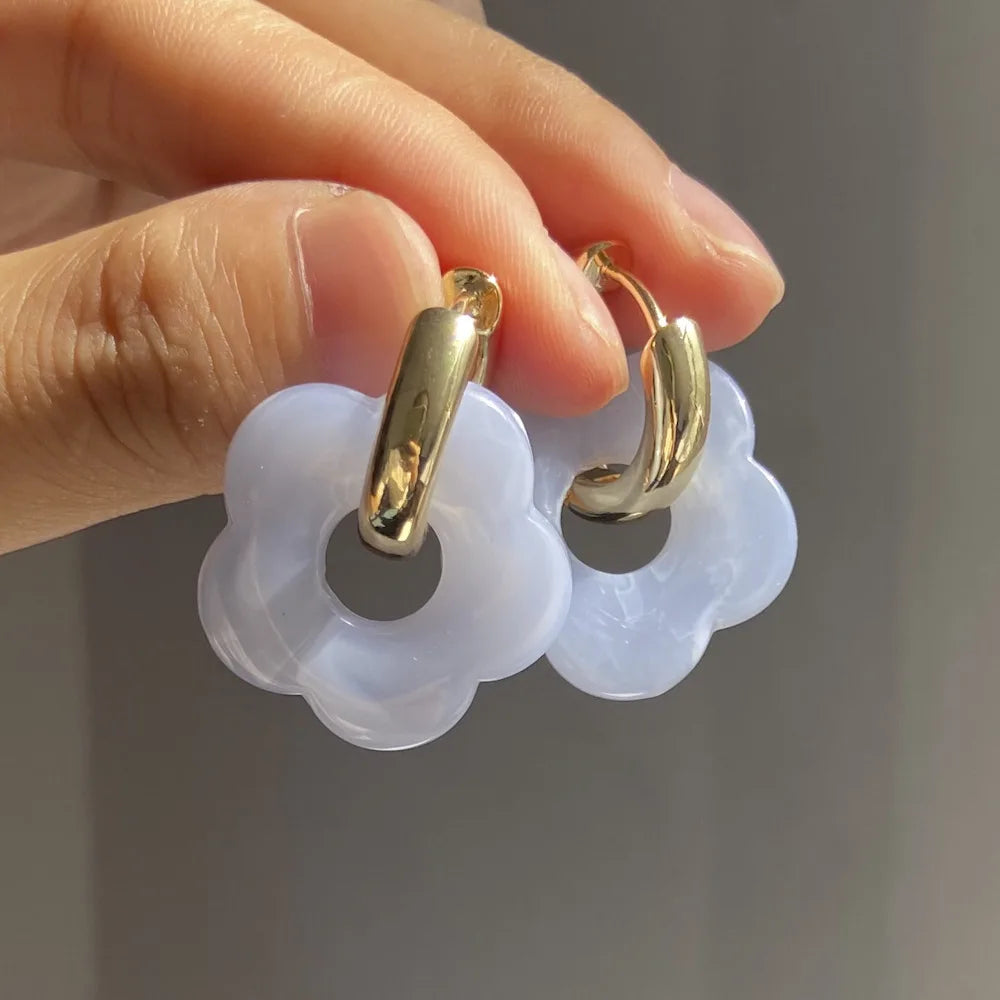 Pendientes de aro con flor de resina