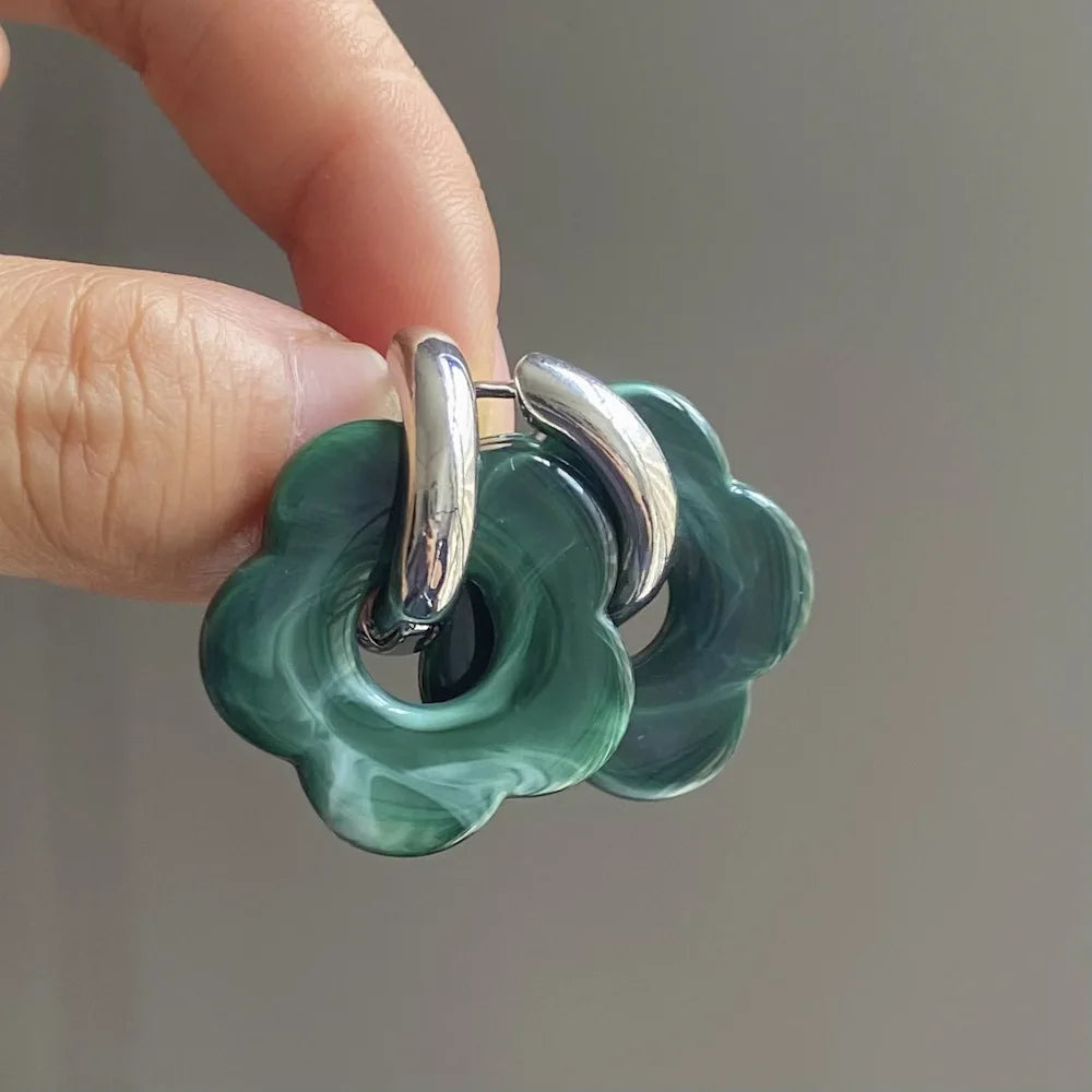Pendientes de aro con flor de resina