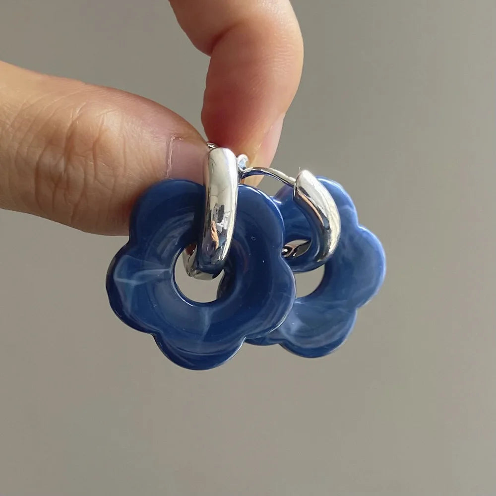 Pendientes de aro con flor de resina