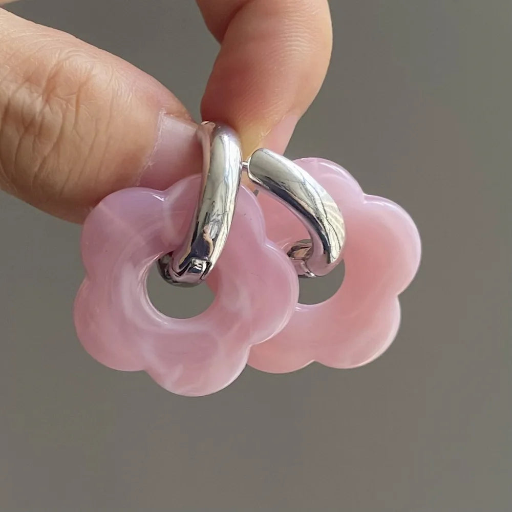Pendientes de aro con flor de resina