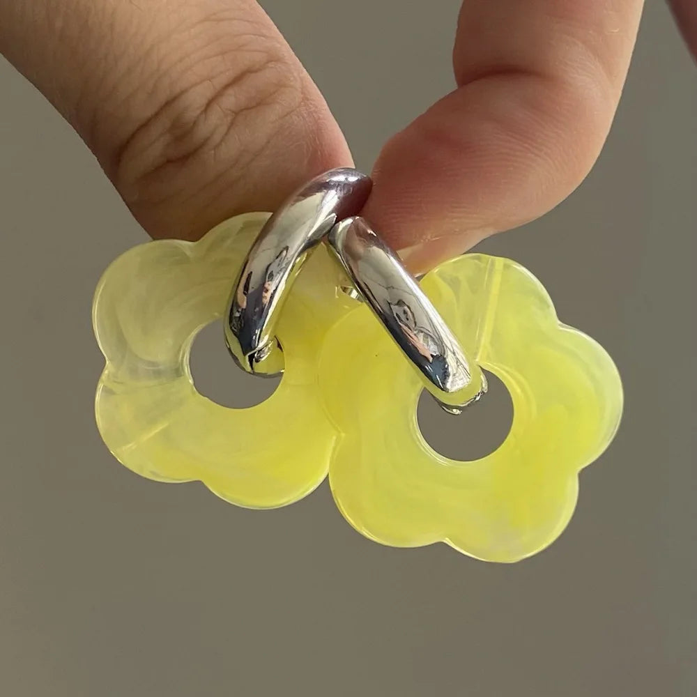 Pendientes de aro con flor de resina