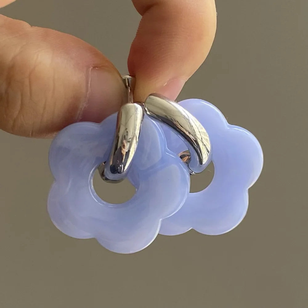 Pendientes de aro con flor de resina
