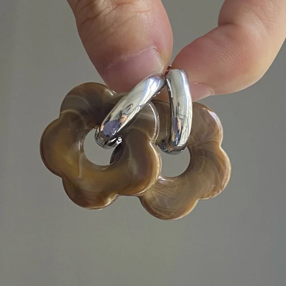 Pendientes de aro con flor de resina