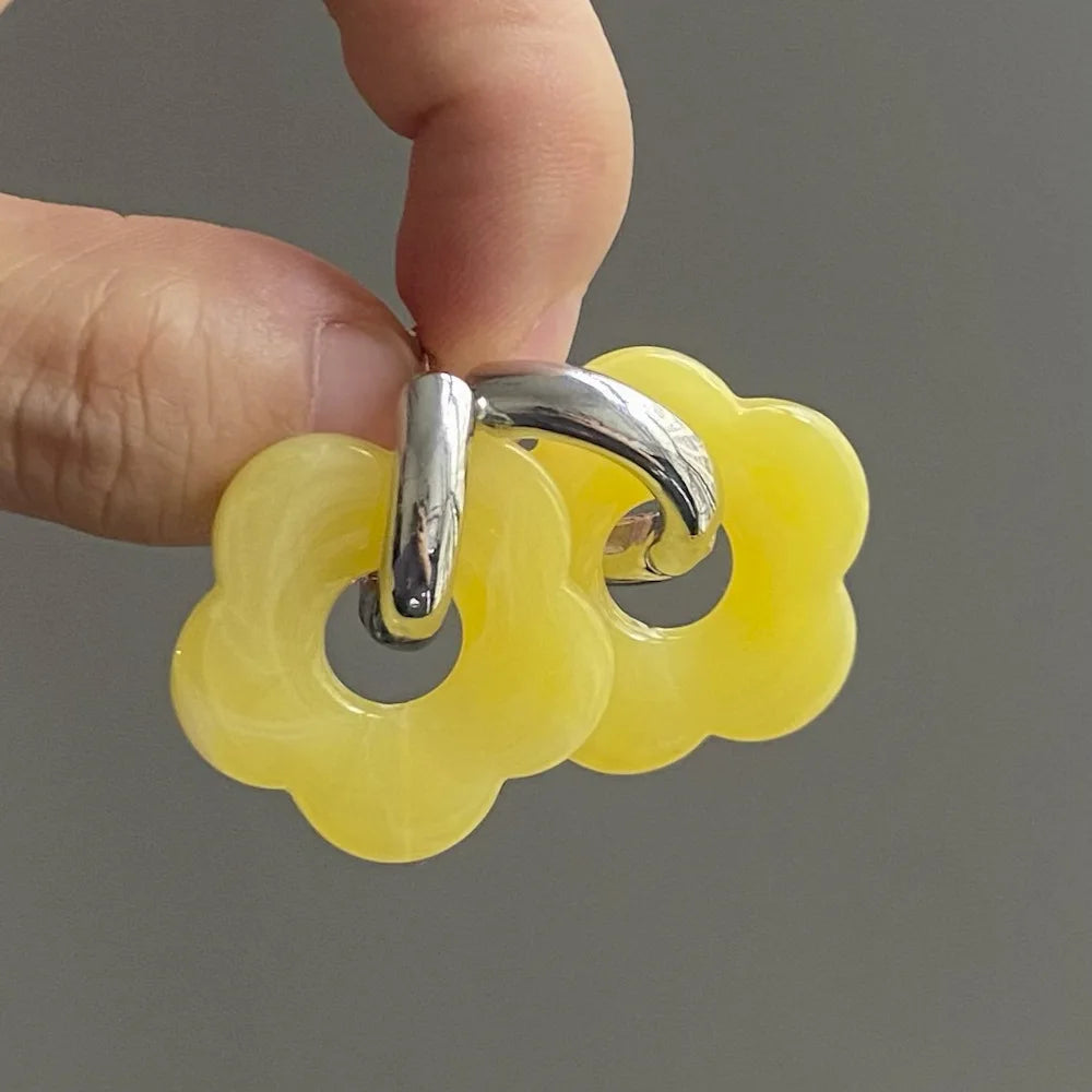 Pendientes de aro con flor de resina