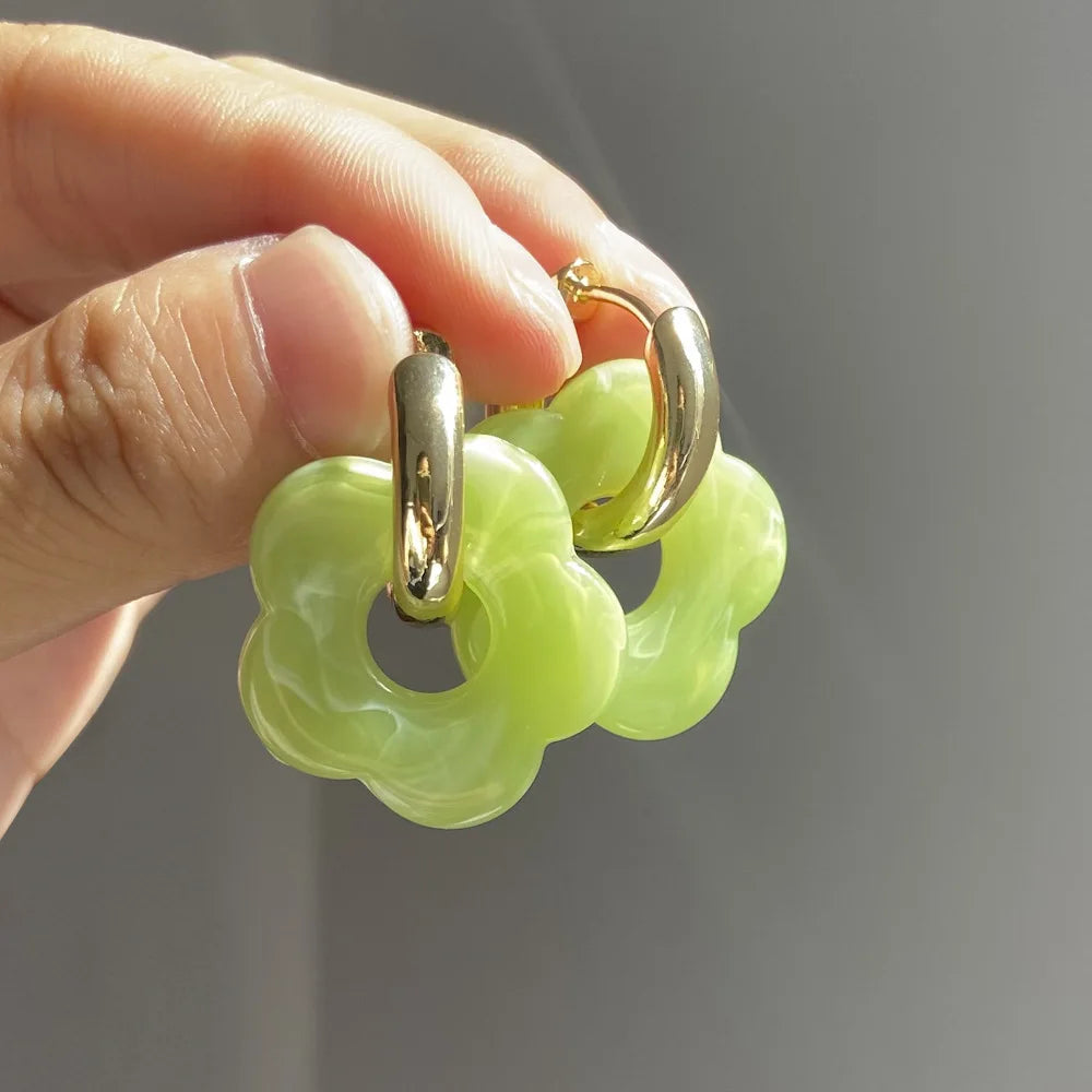 Pendientes de aro con flor de resina