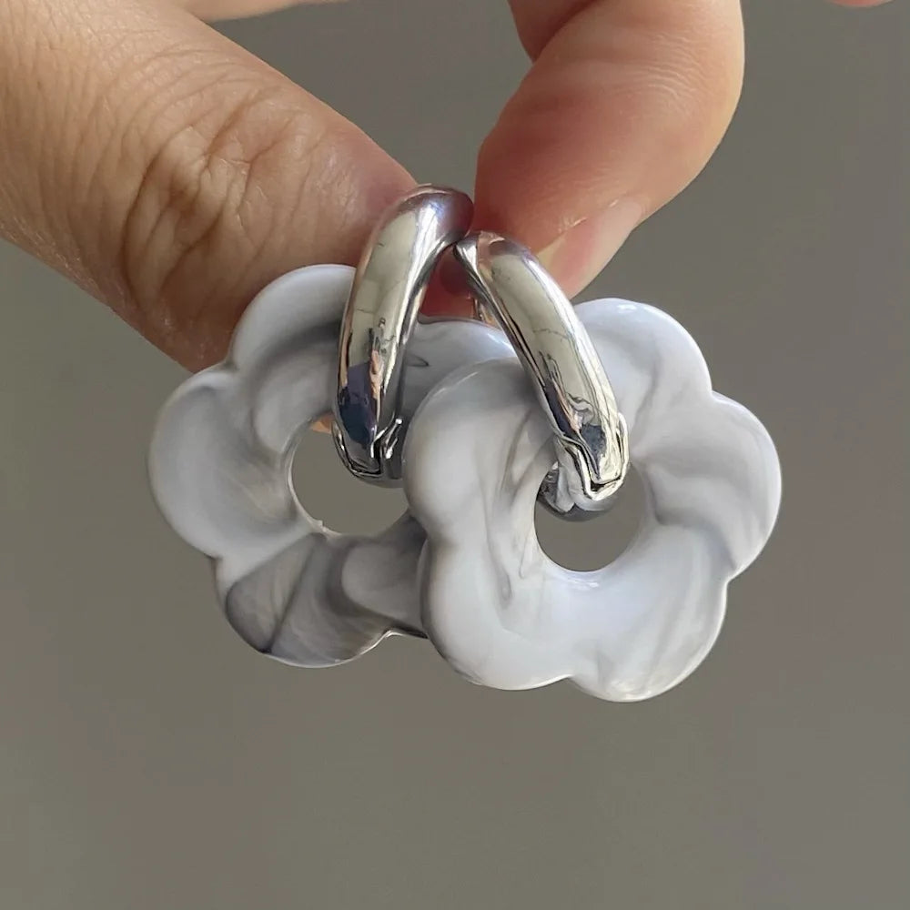 Pendientes de aro con flor de resina