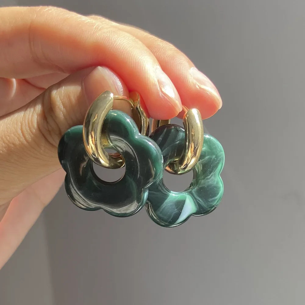 Pendientes de aro con flor de resina