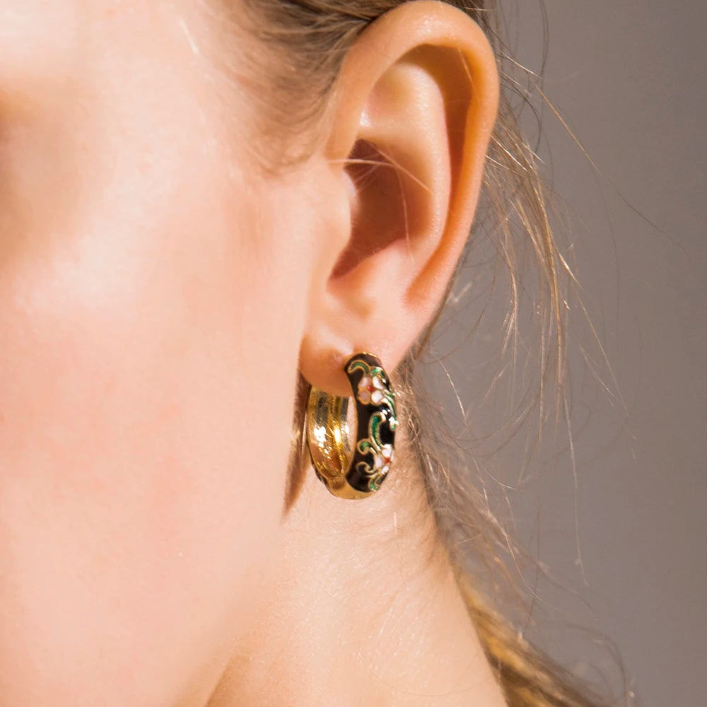 Pendientes de aro con flores de rosa esmaltadas negras