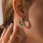 Pendientes de aro con flores de rosa esmaltadas azules