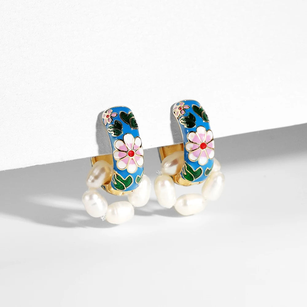 Pendientes de aro con flores de rosa esmaltadas azules