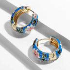 Pendientes de aro con flores de rosa esmaltadas azules