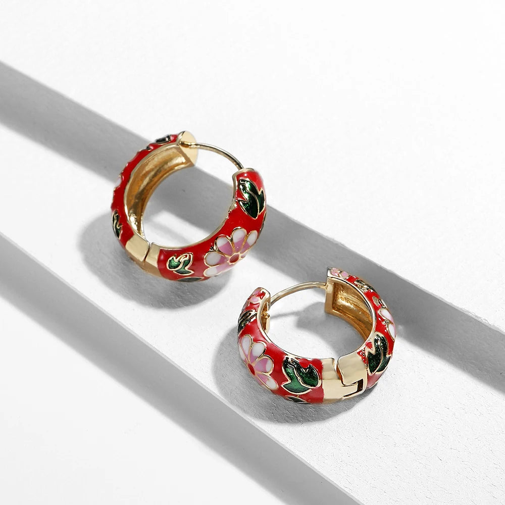 Pendientes de aro con flores de rosa esmaltadas rojas