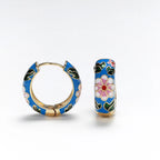 Pendientes de aro con flores de rosa esmaltadas azules