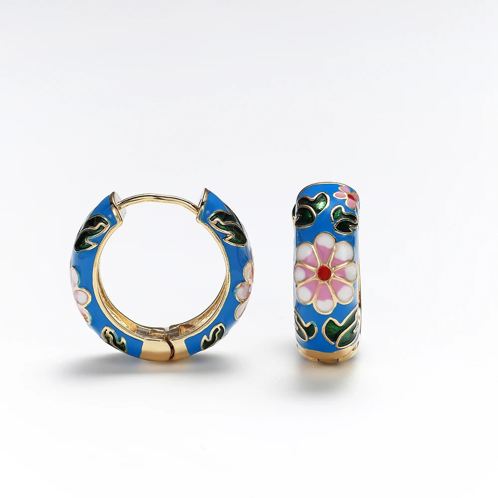 Pendientes de aro con flores de rosa esmaltadas azules