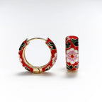 Pendientes de aro con flores de rosa esmaltadas rojas