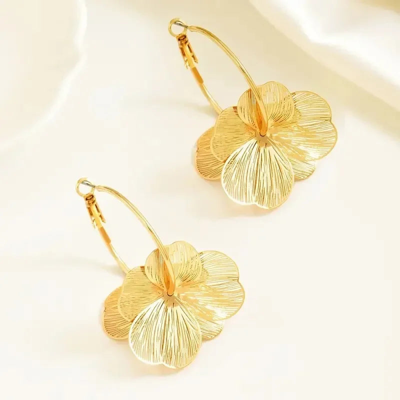 Pendientes de aro con pétalos de flor dorados