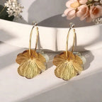 Pendientes de aro con pétalos de flor dorados