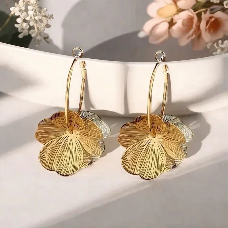 Pendientes de aro con pétalos de flor dorados
