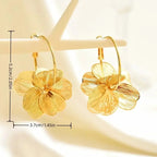 Pendientes de aro con pétalos de flor