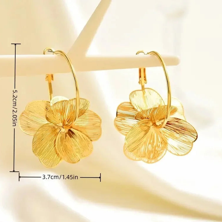 Pendientes de aro con pétalos de flor