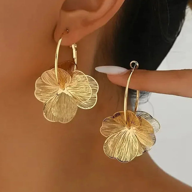 Pendientes de aro con pétalos de flor dorados