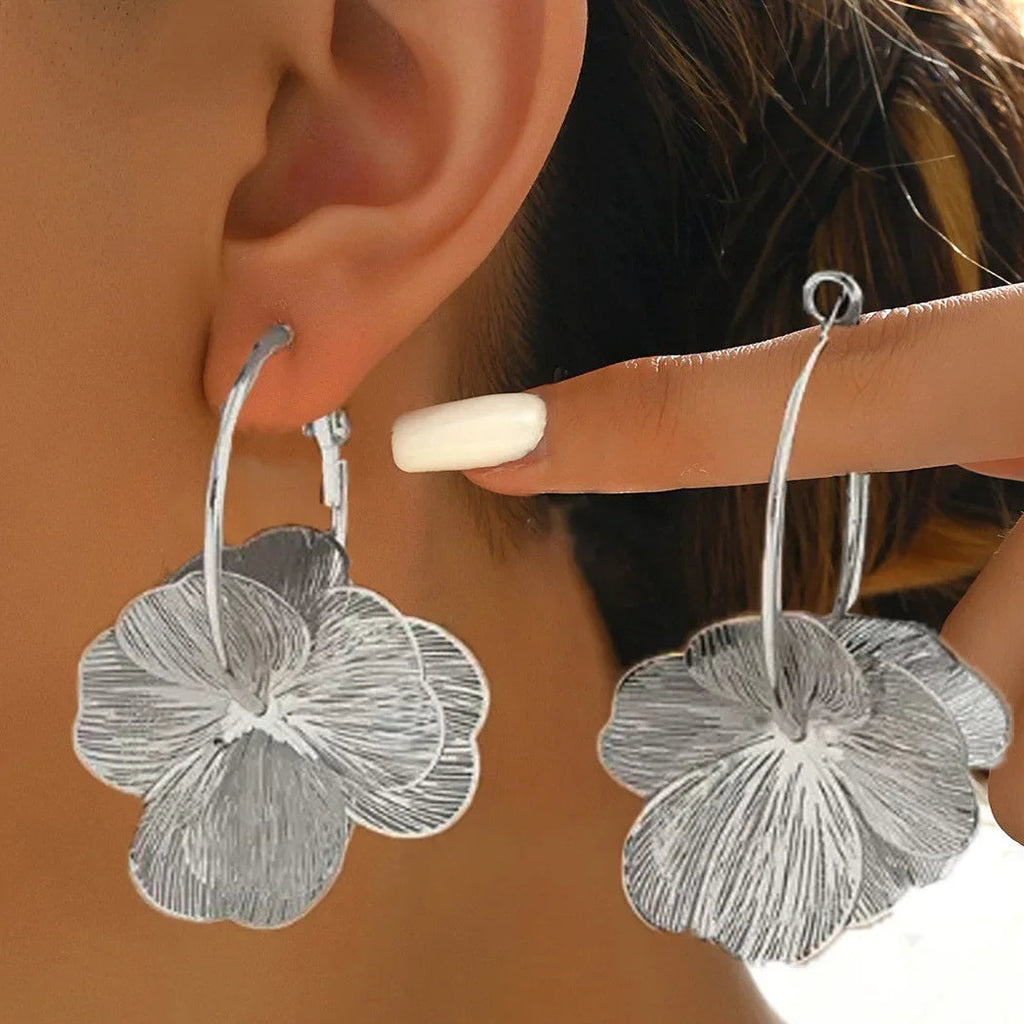 Pendientes de aro con pétalos de flor plateados