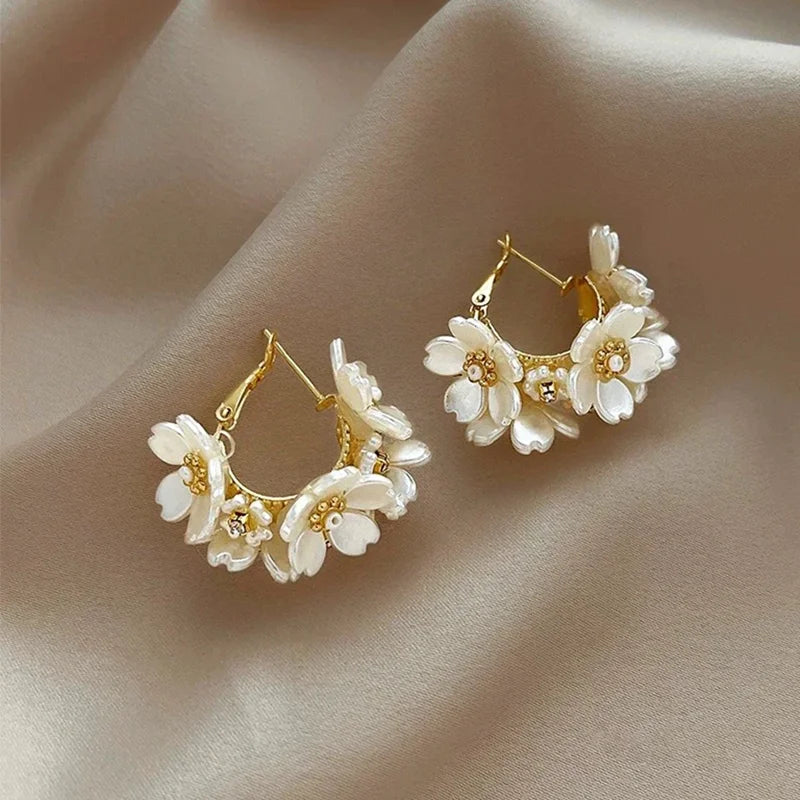 Pendientes de Aro Retro Flores Blancas
