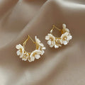 Pendientes de Aro Retro Flores Blancas