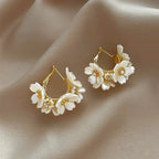 Pendientes de Aro Retro Flores Blancas