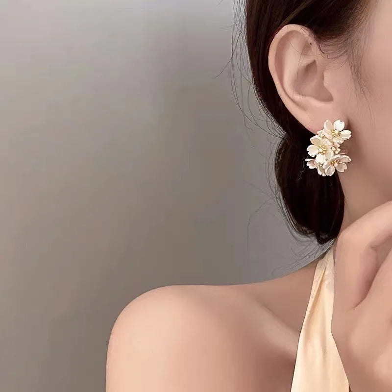 Pendientes de Aro Retro Flores Blancas