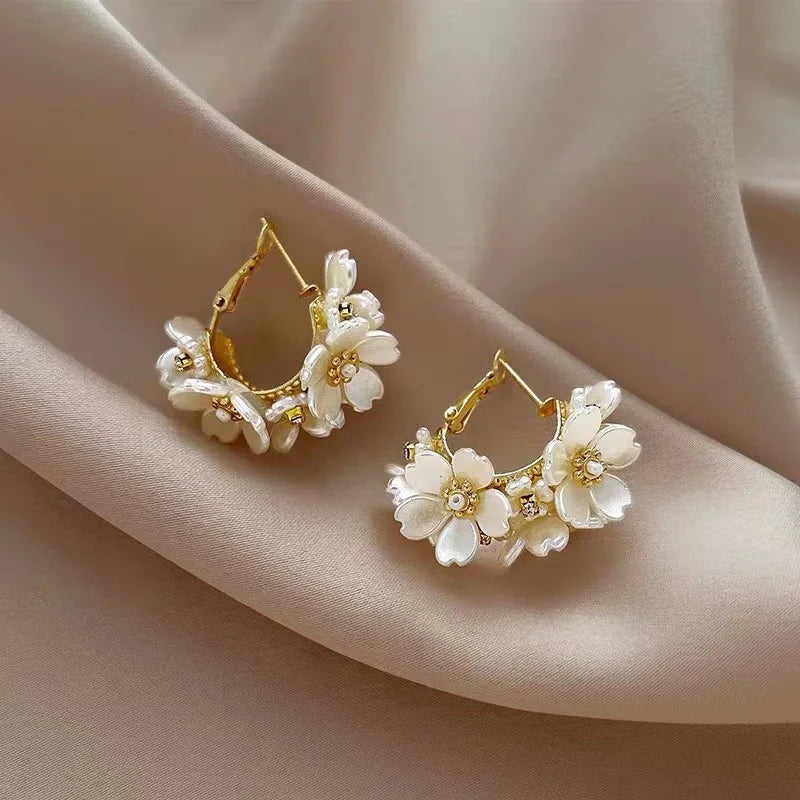 Pendientes de Aro Retro Flores Blancas
