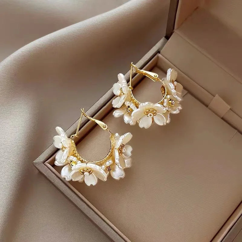 Pendientes de Aro Retro Flores Blancas
