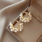 Pendientes de Aro Retro Flores Blancas
