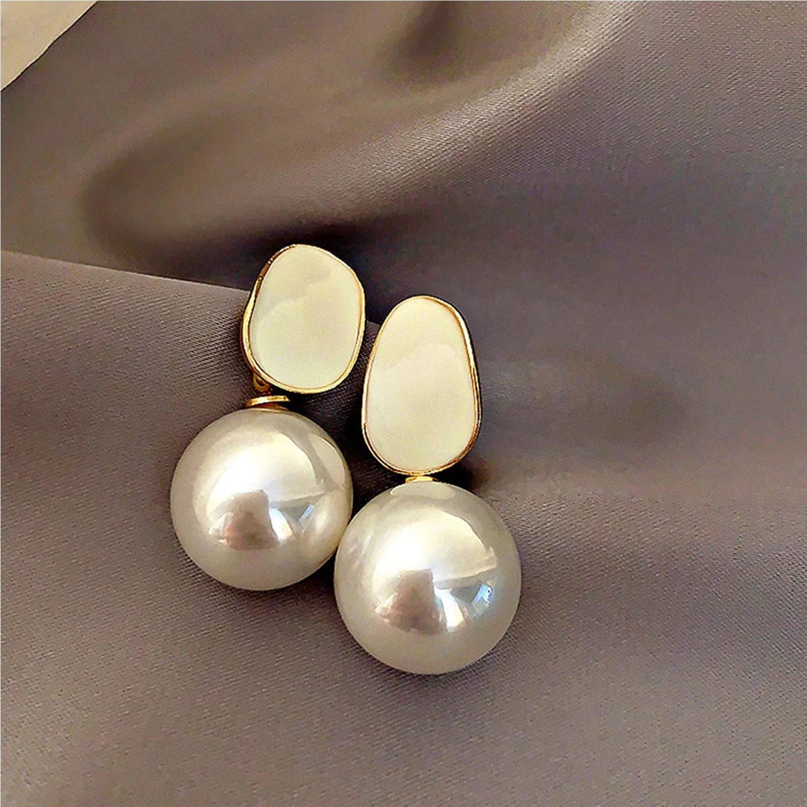 Pendientes de Estilo Retro con Perlas Blancas beige