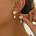 Pendientes dorados de concha y perla