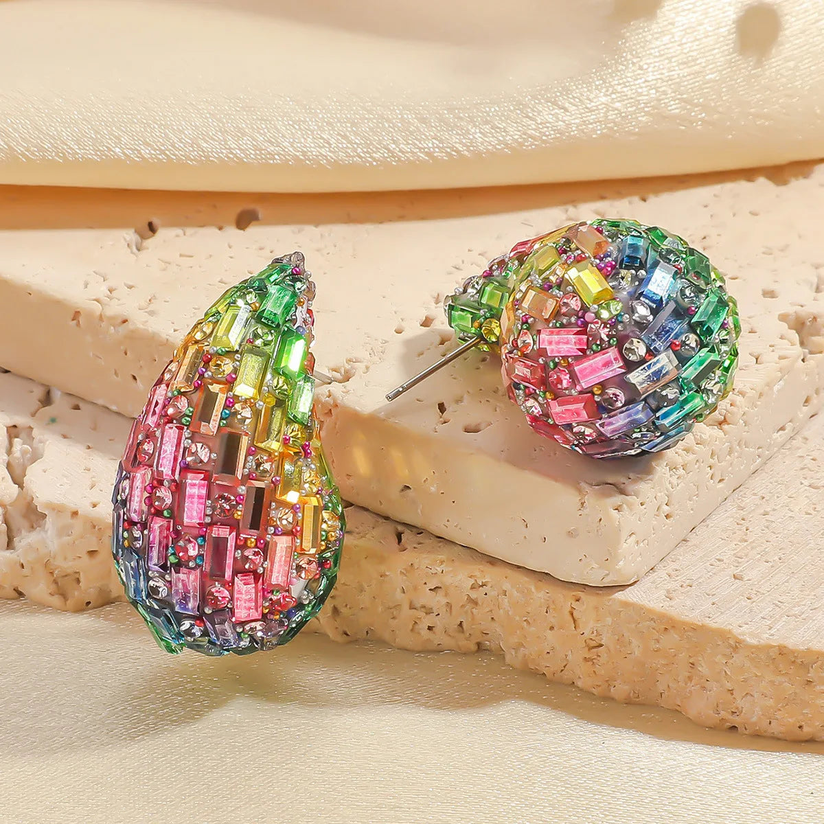 Pendientes de gota de agua pavé con cristales de colores multicolor