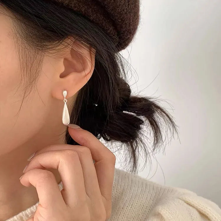 Pendientes de Clavo Gota de Agua en Circonio Blanco 