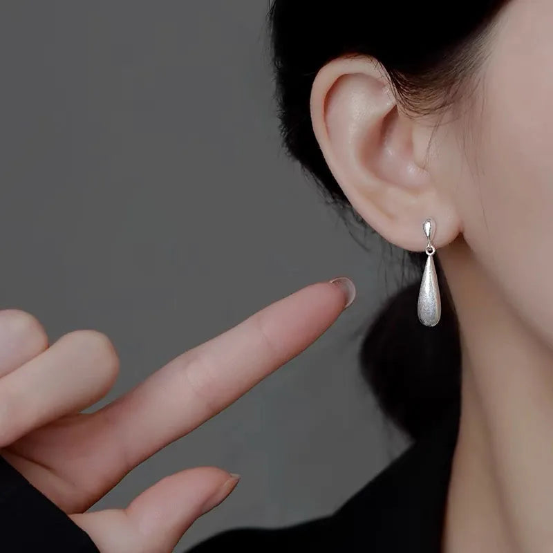 Pendientes de Clavo Gota de Agua en Circonio Blanco 