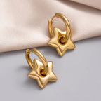 Pendientes de mini aros con colgante de estrella abombada dorado