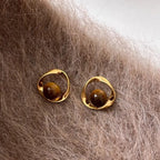 Gold wavy earrings with tiger's eye-effect beads