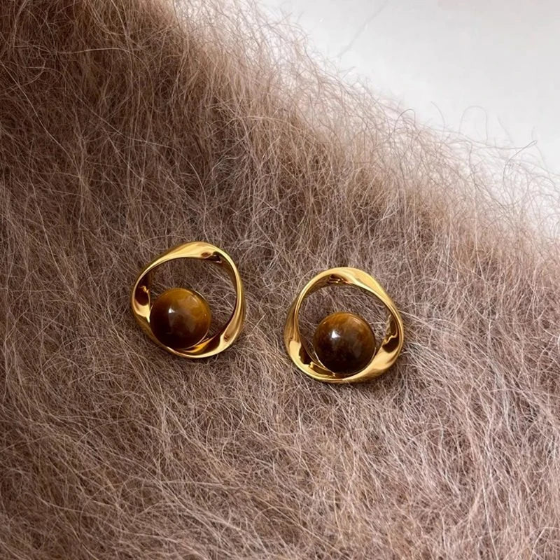Gold wavy earrings with tiger's eye-effect beads