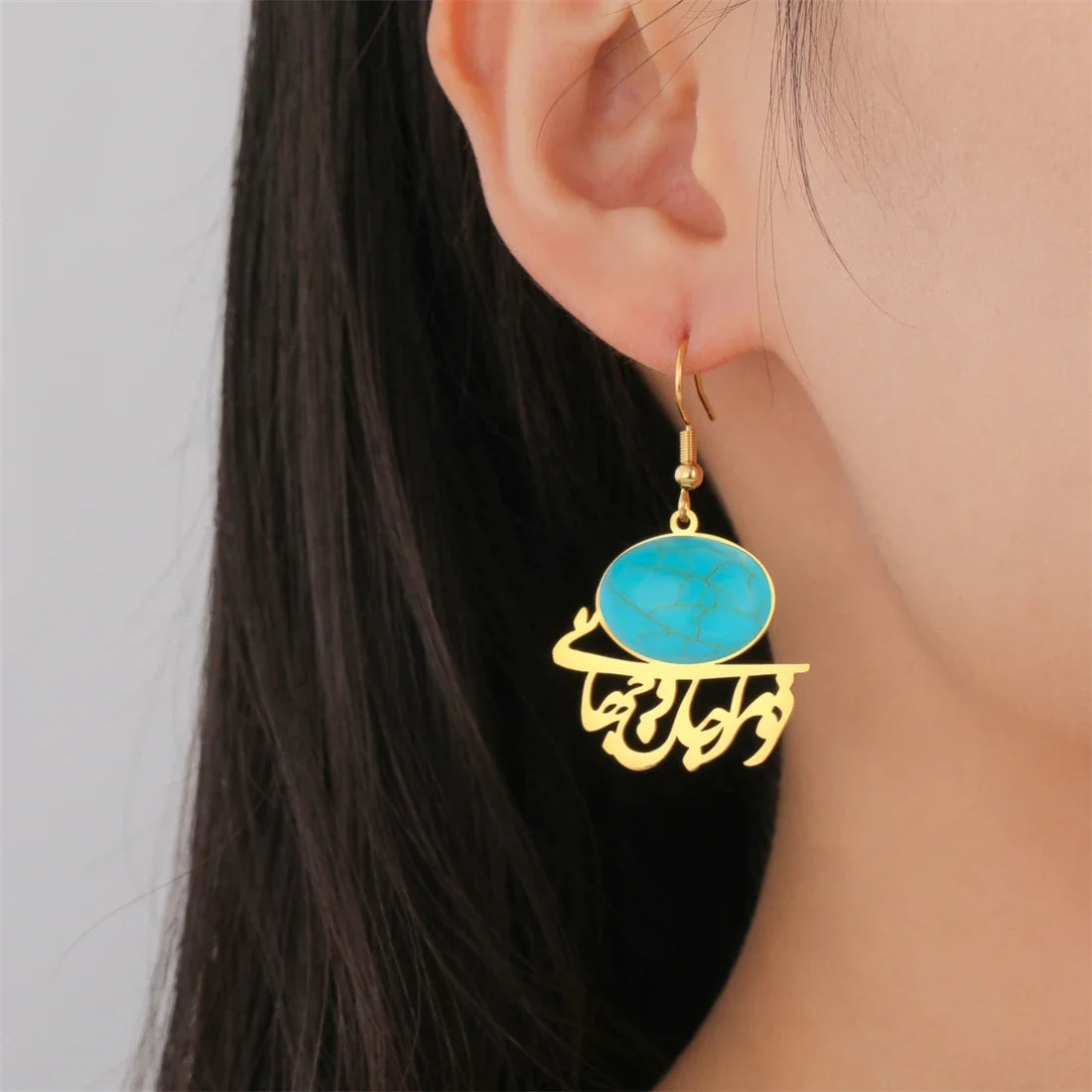 Pendientes orientales con caligrafía árabe y piedra turquesa 