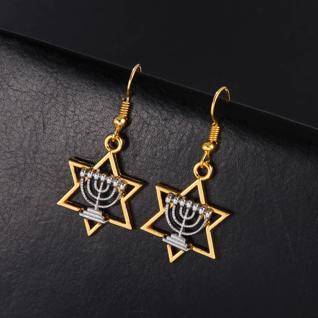 Pendientes colgantes con Menorá y la <span data-glossary-id="étoile de David">estrella de David</span>, símbolos judíos