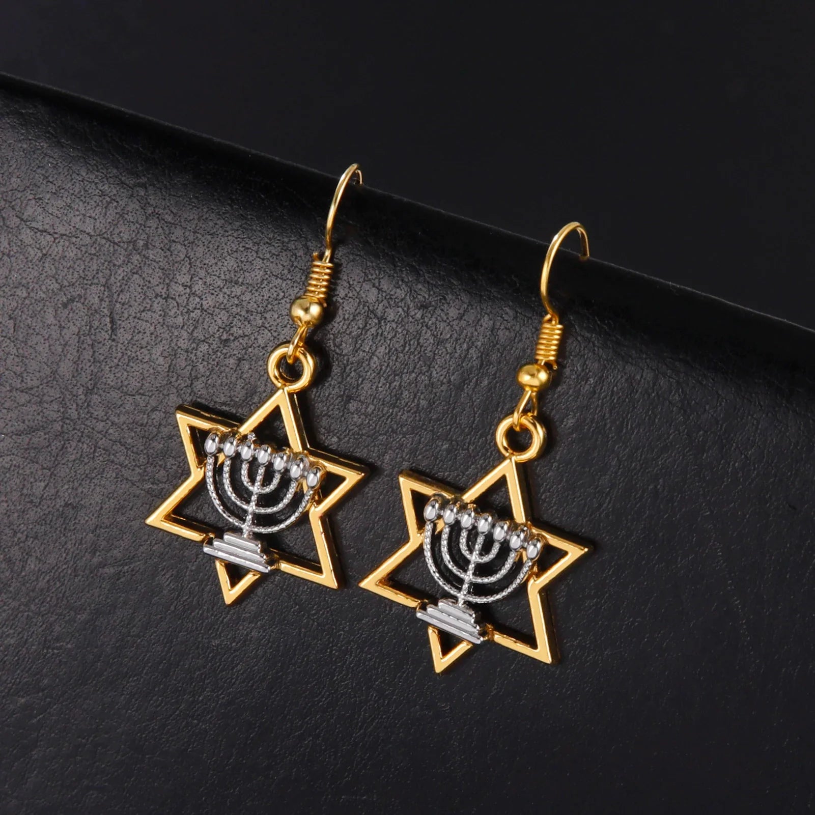 Pendientes colgantes con Menorá y la <span data-glossary-id="étoile de David">estrella de David</span>, símbolos judíos