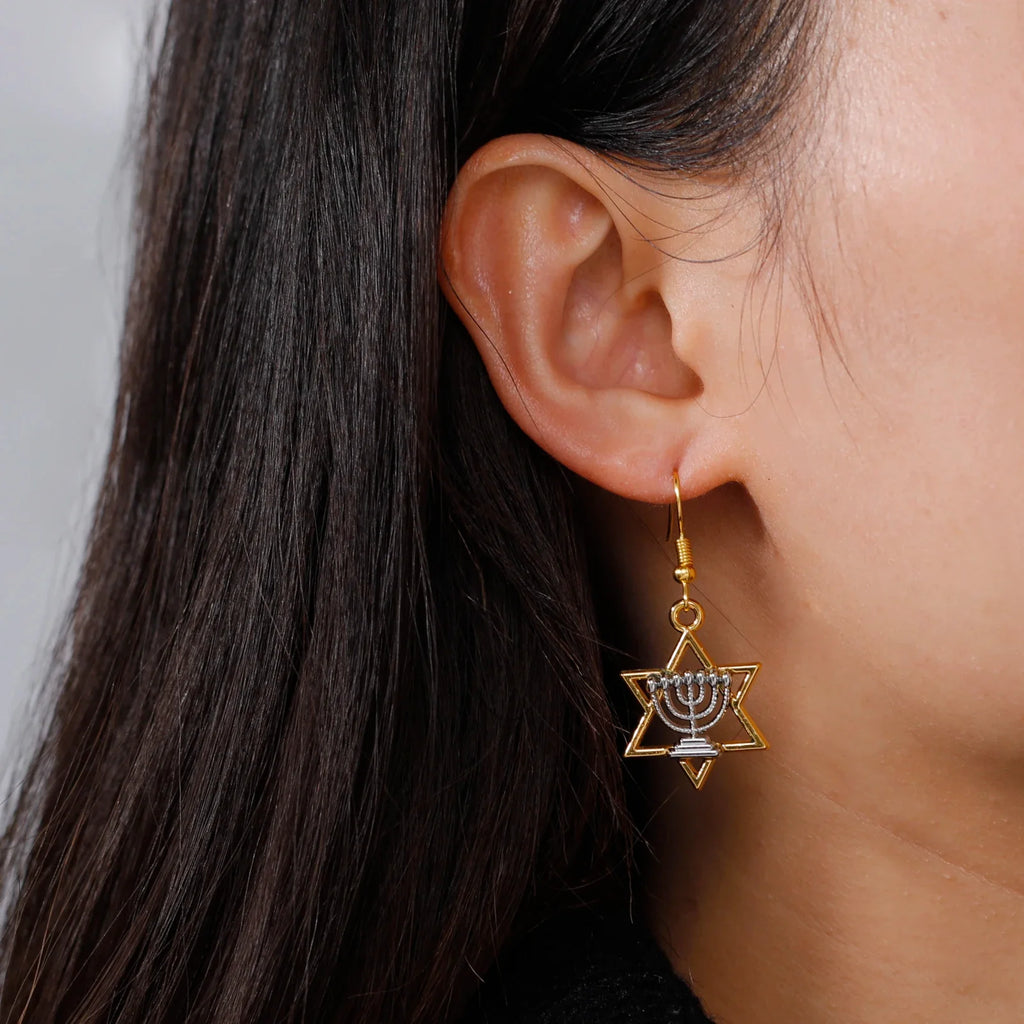 Pendientes colgantes con Menorá y la <span data-glossary-id="étoile de David">estrella de David</span>, símbolos judíos