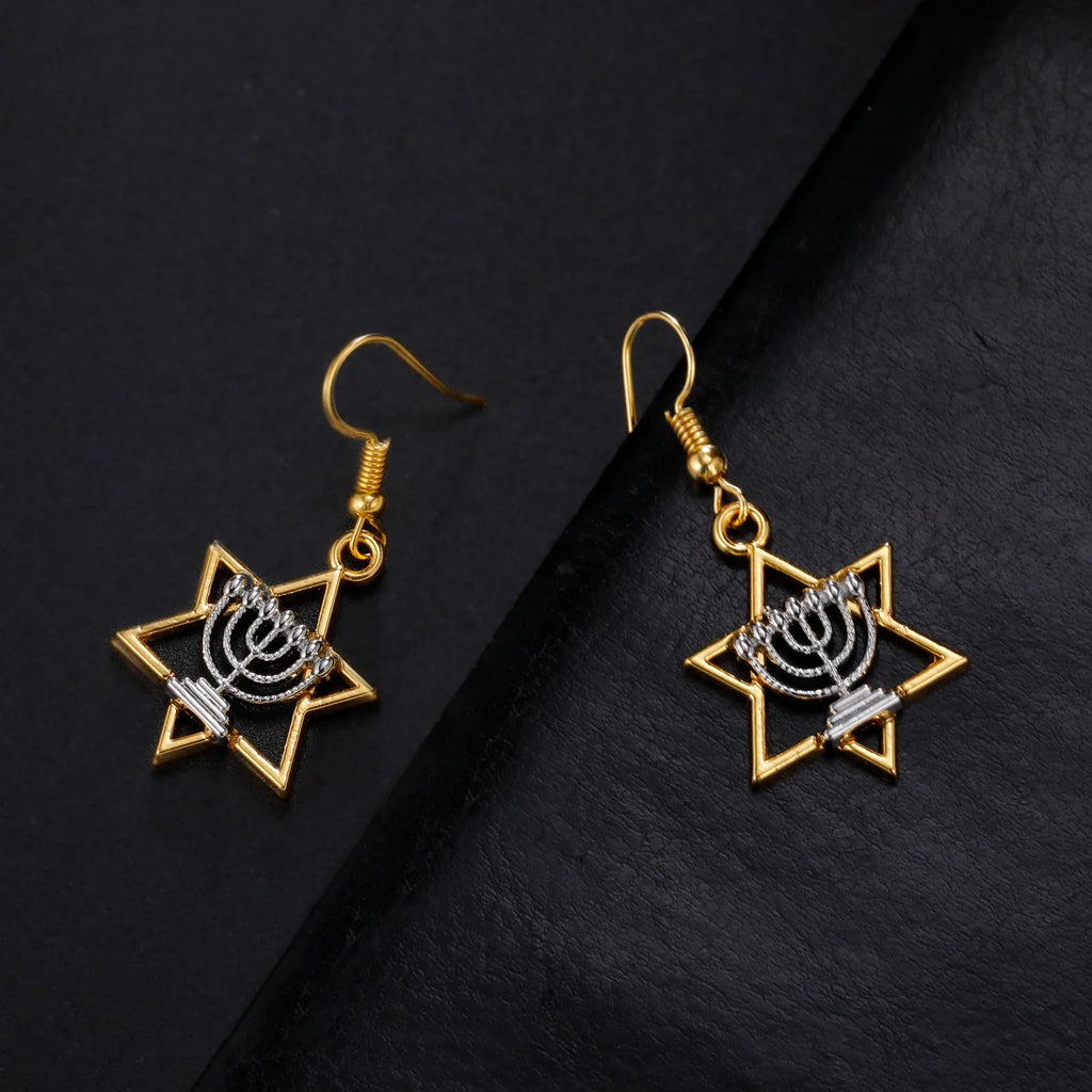 Pendientes colgantes con Menorá y la <span data-glossary-id="étoile de David">estrella de David</span>, símbolos judíos