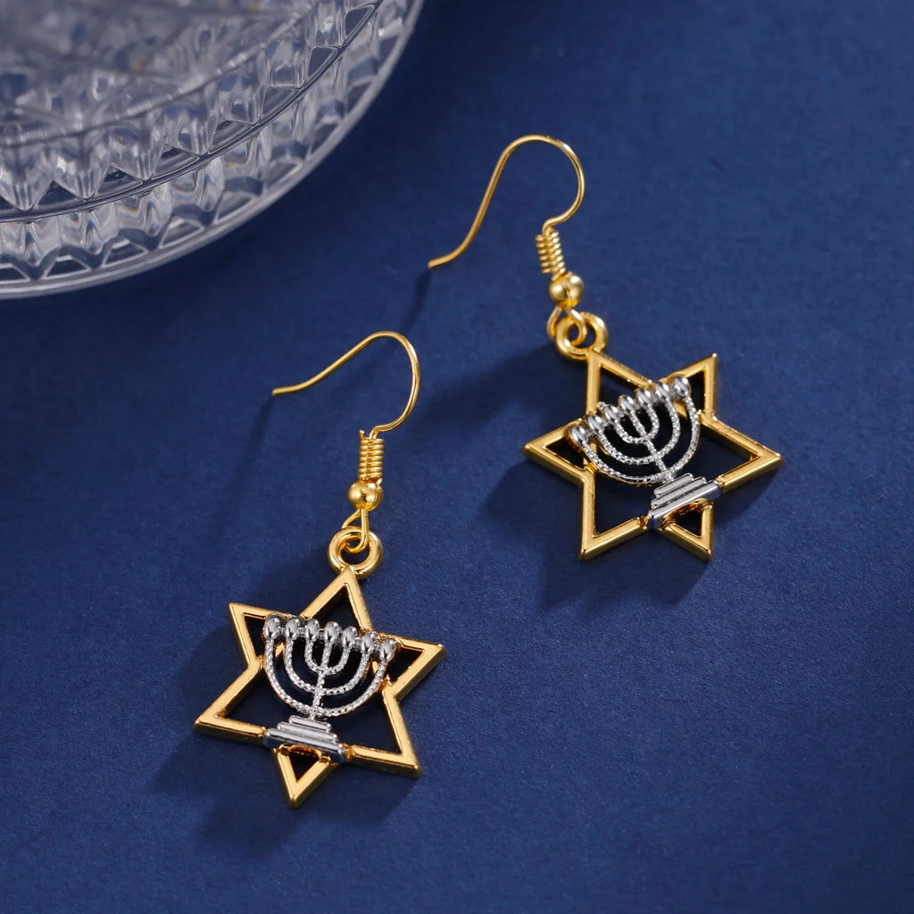 Pendientes colgantes con Menorá y la <span data-glossary-id="étoile de David">estrella de David</span>, símbolos judíos